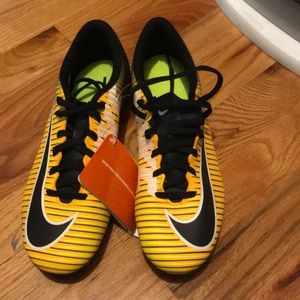 Nike Mercurial Victory Cleats in Vapor Orange
